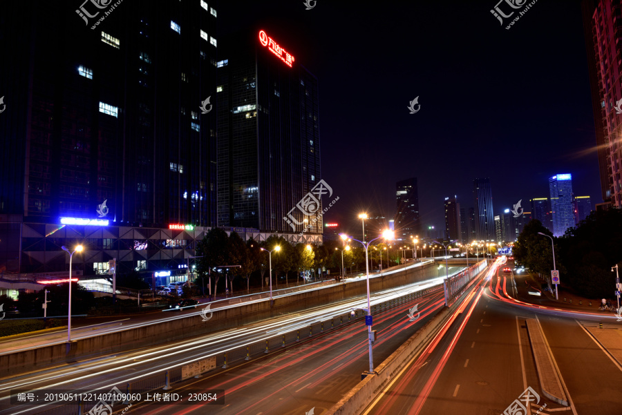 城市道路夜景图