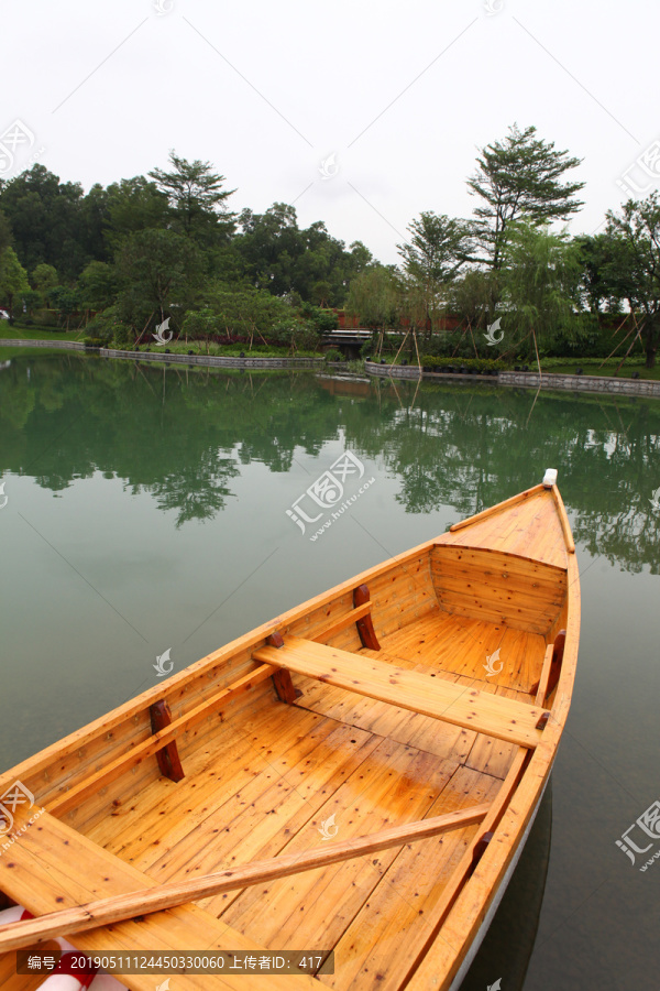 湖中船