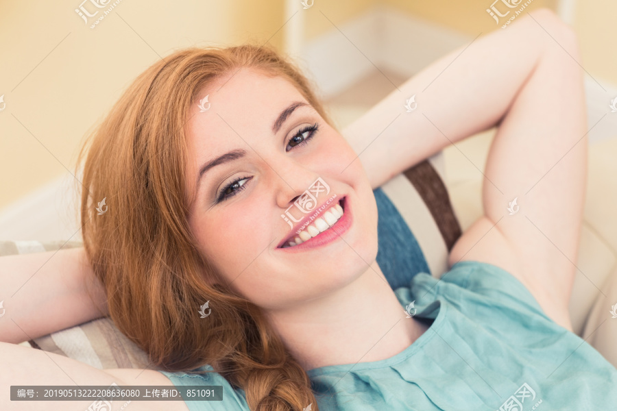 躺在沙发上的红发女性