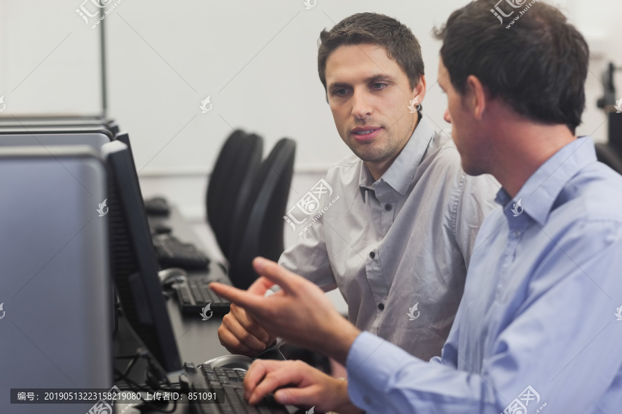 两个在电脑课上说话的男人