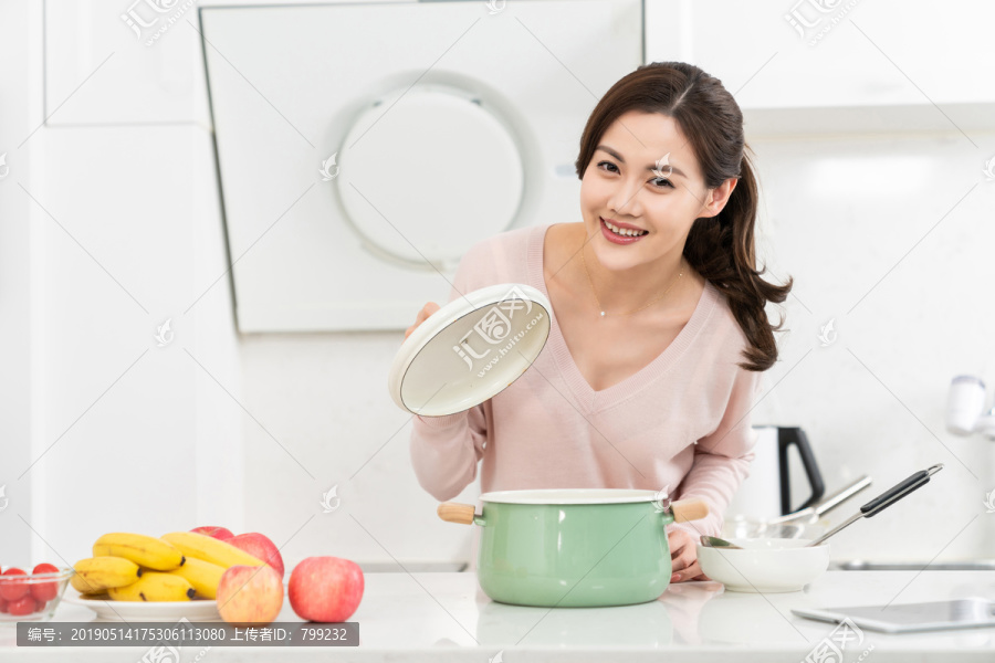 年轻女子在厨房做饭