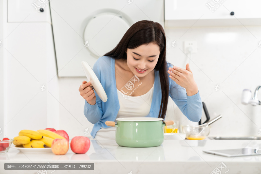 年轻女子在厨房做饭