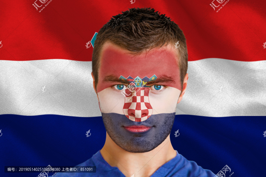 克罗地亚球迷脸上涂着油漆