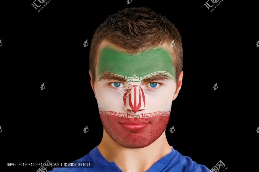 严肃的伊朗年轻球迷脸涂黑