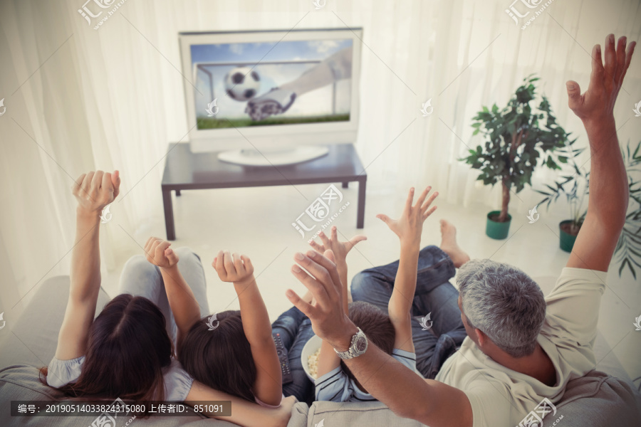 在客厅看世界杯的家人