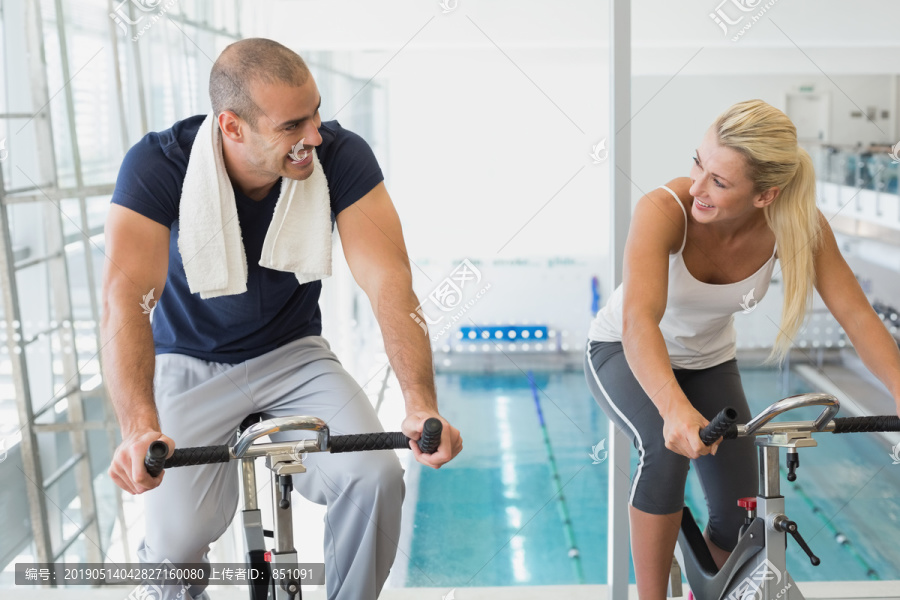 健身房骑自行车健身的年轻情侣