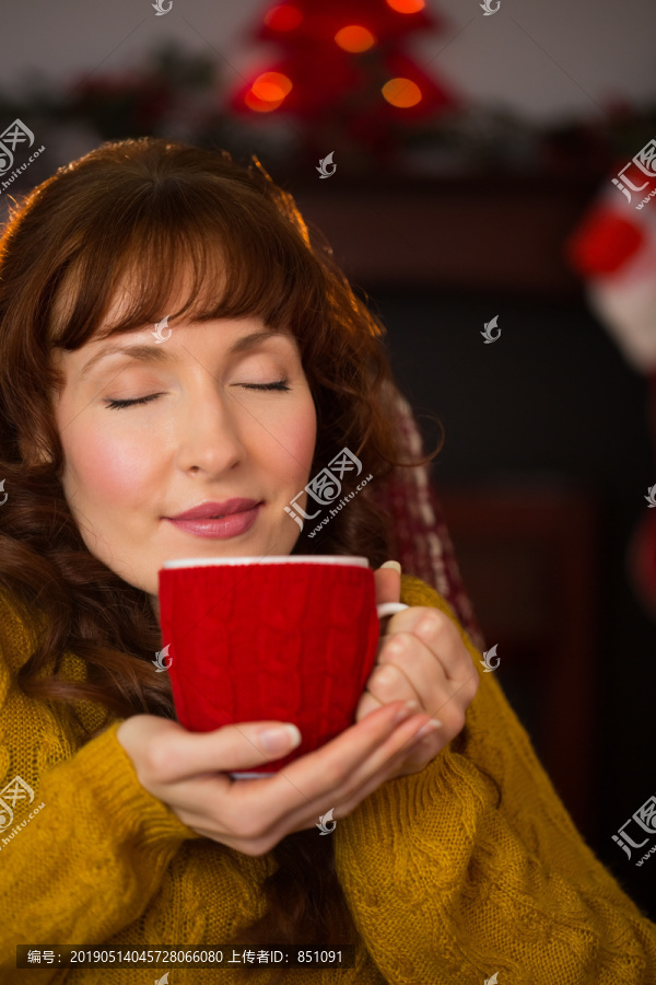 享受圣诞热饮的红发美女