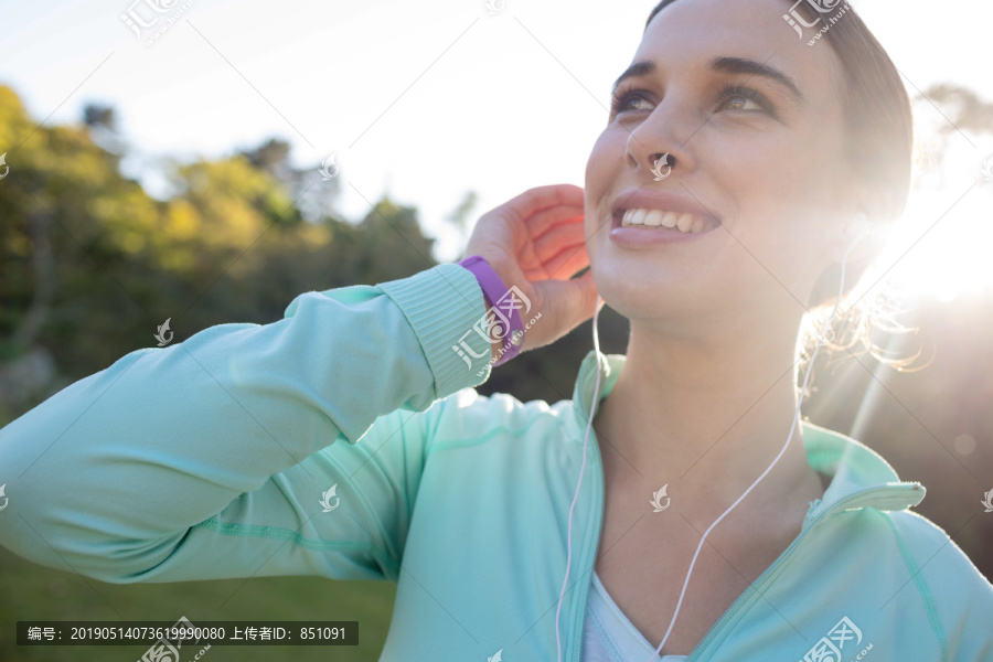 微笑的女慢跑者肖像