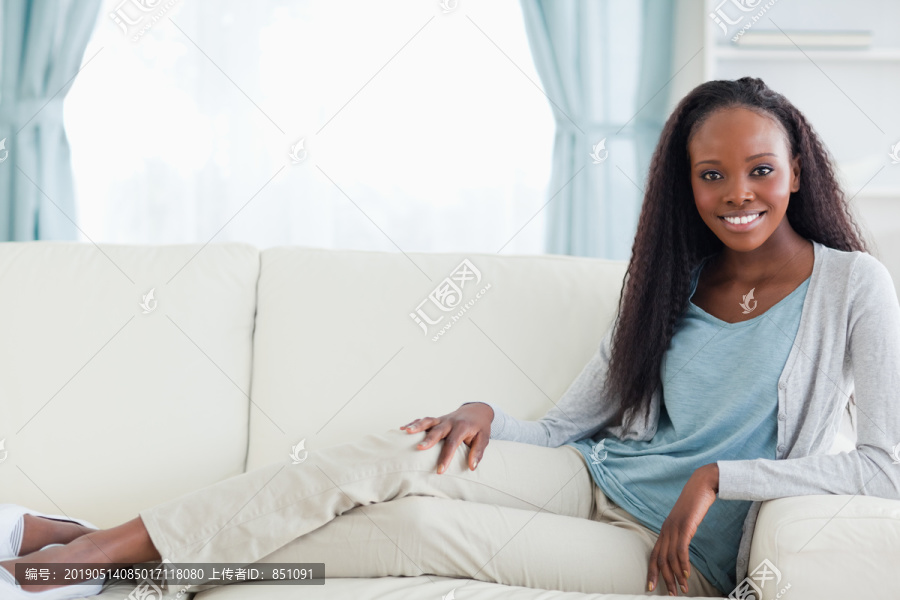 女人在沙发上放松