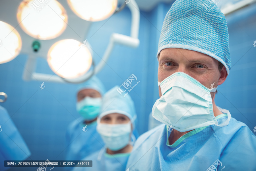 手术室男外科医生戴口罩