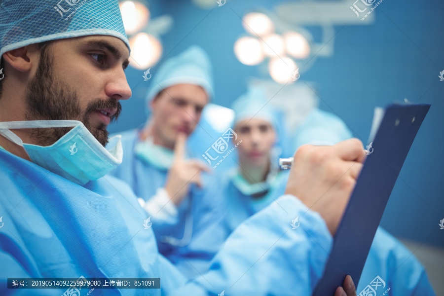 手术室外科医生的画像