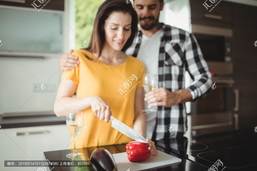 快乐夫妻在家里厨房切菜