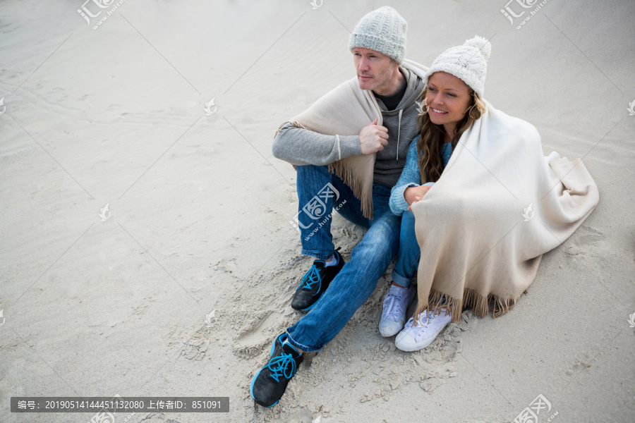 一对快乐的夫妇在海滩用手机自拍