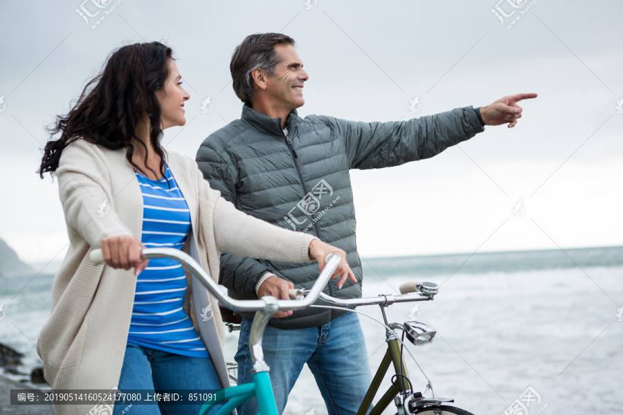 在沙滩上骑行的夫妇