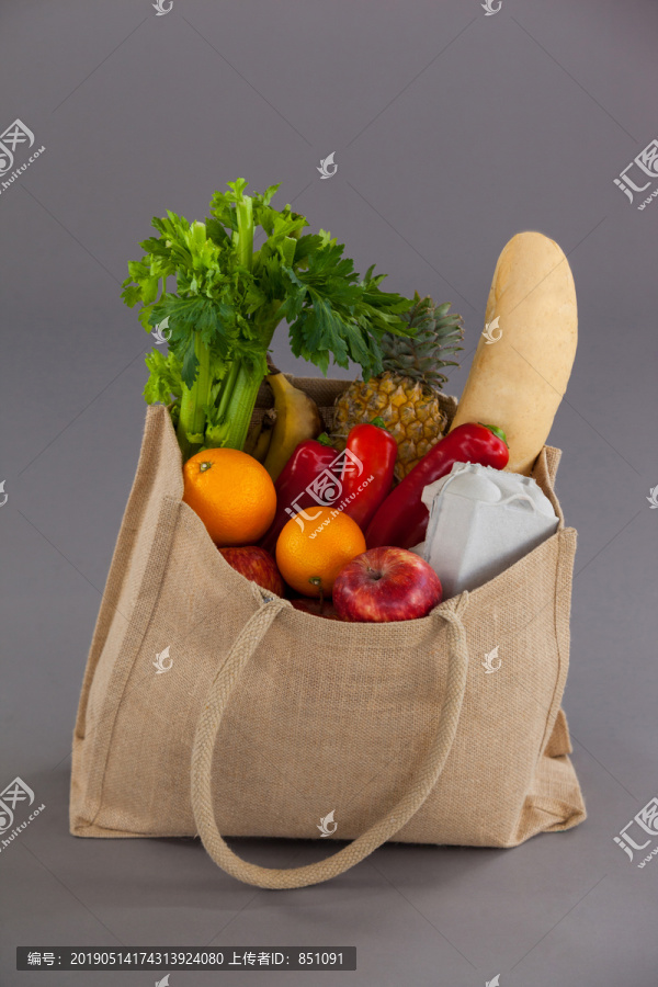 杂货袋中的蔬菜和水果