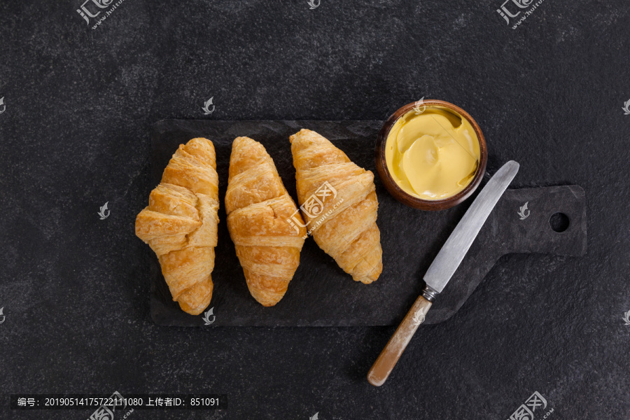 用刀在切菜板上特写两条面包