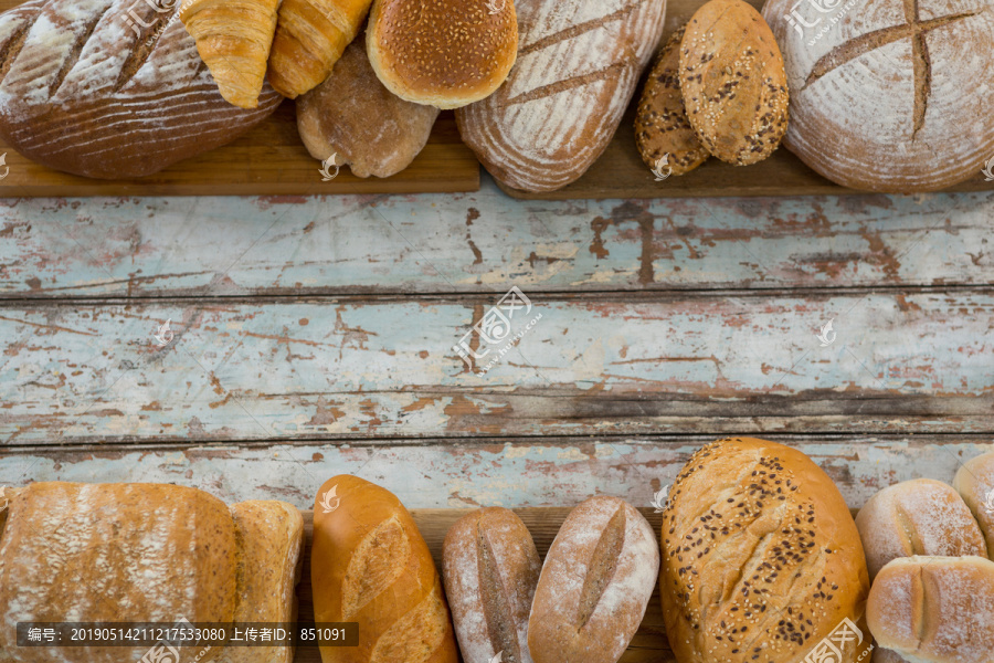 排列的各种面包