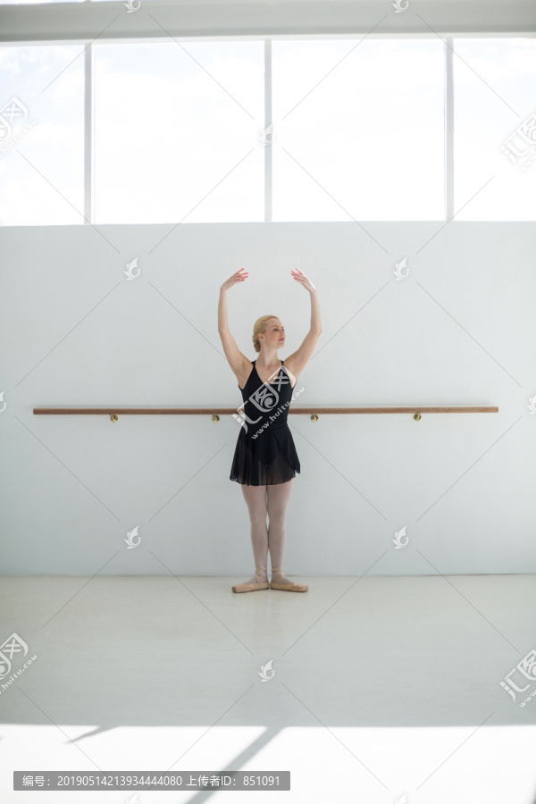 站在舞室里的芭蕾舞演员