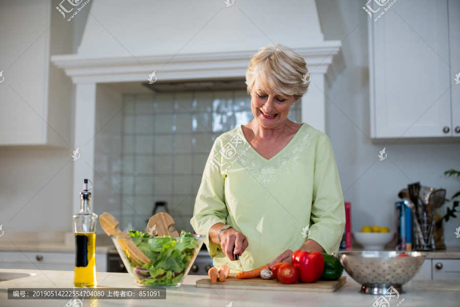 厨房里准备蔬菜沙拉的老女人