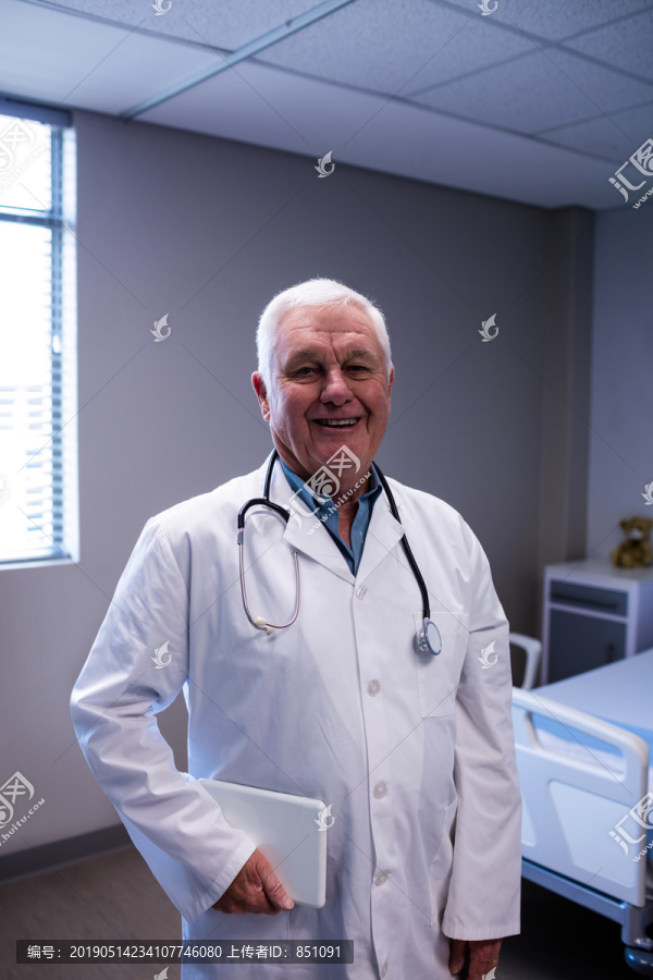 病房里微笑的老年医生