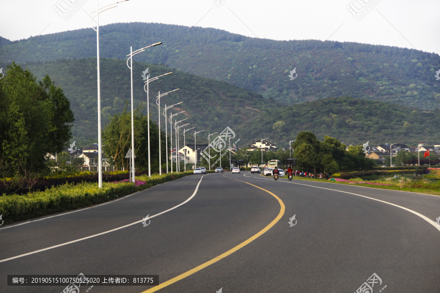 宽阔山村路