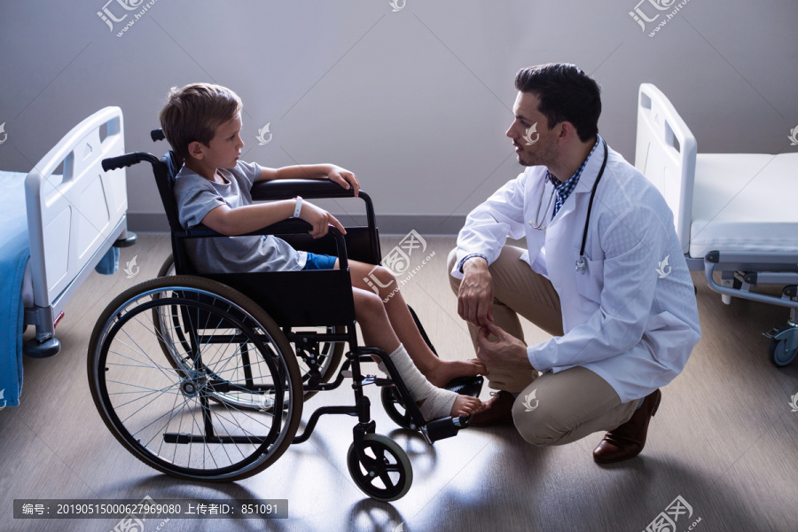 男医生在医院病房与儿童患者互动