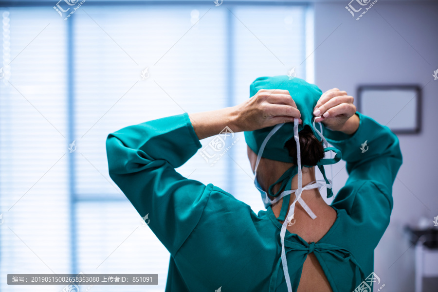 手术室女外科医生戴口罩后视图