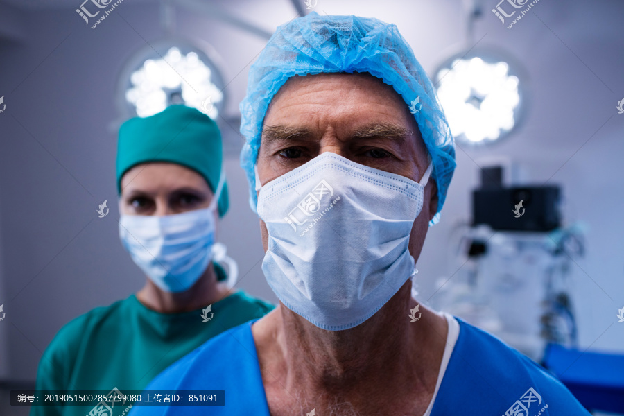 医院手术室戴口罩的外科医生