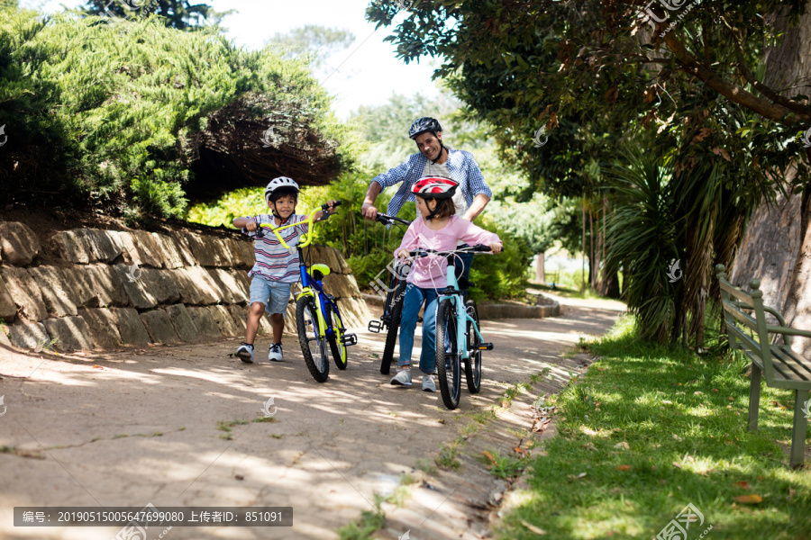 公园里骑行的幸福家庭