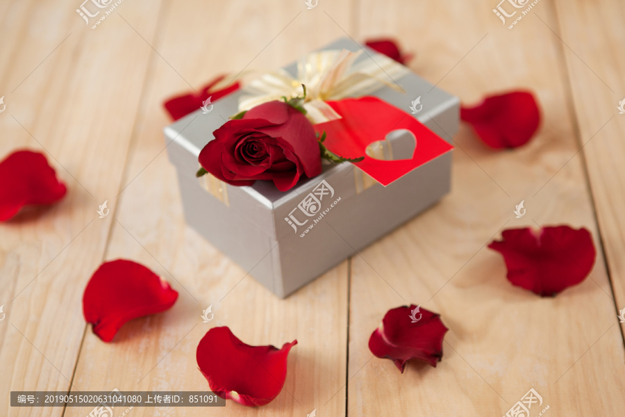 玫瑰和礼品盒