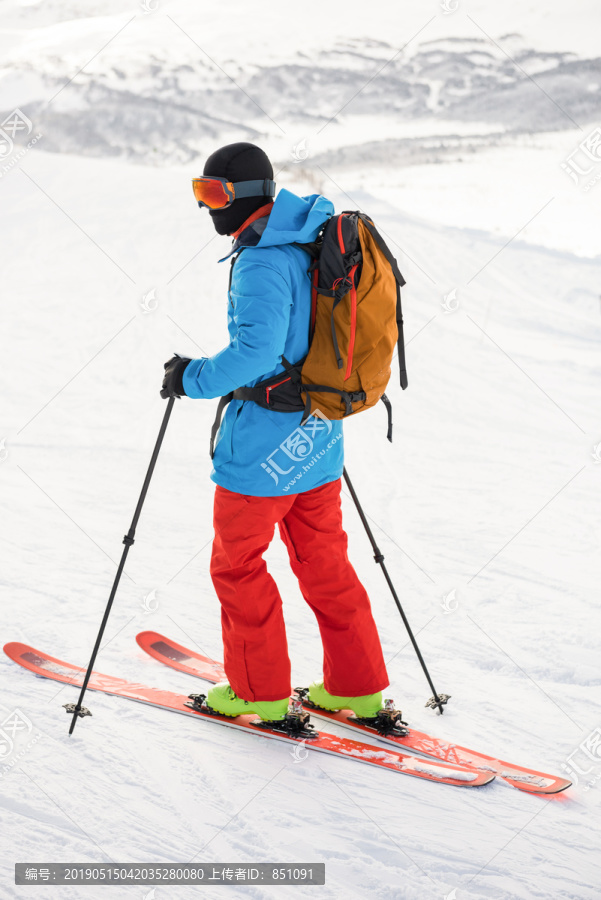 雪山滑雪的运动员