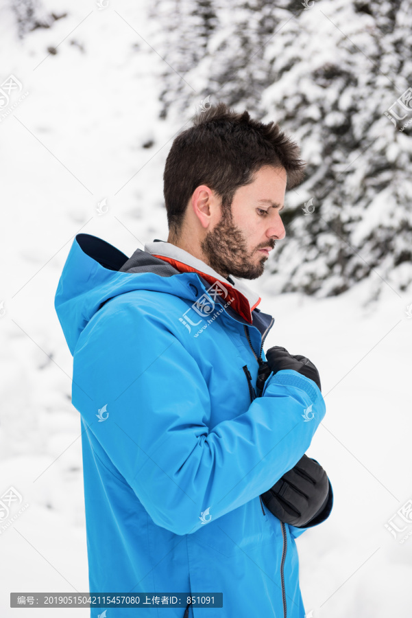 雪山上的男子