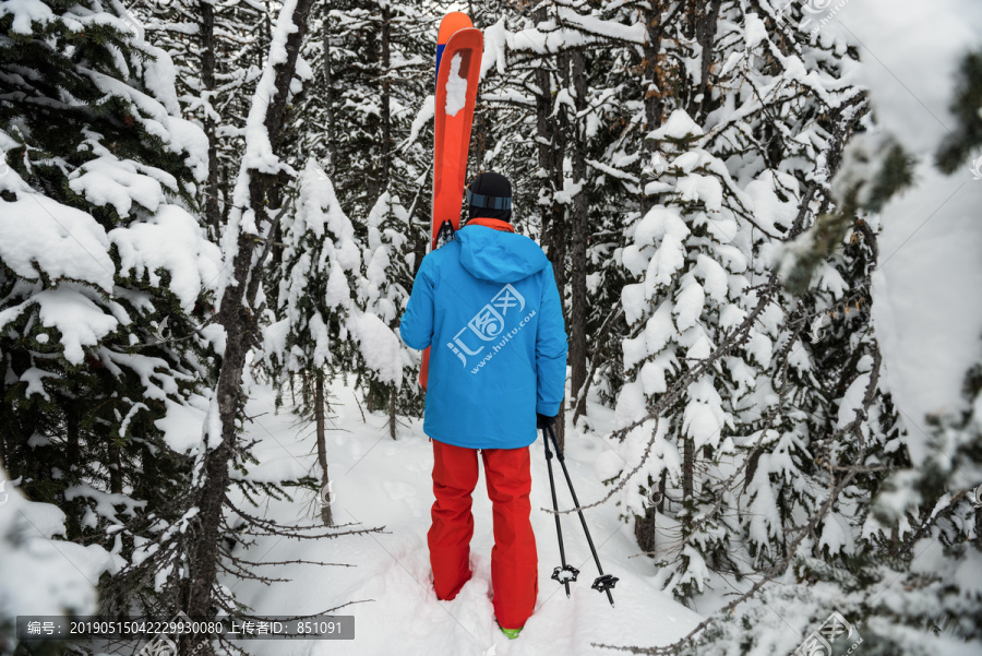 滑雪者在准备滑雪时调整太阳镜