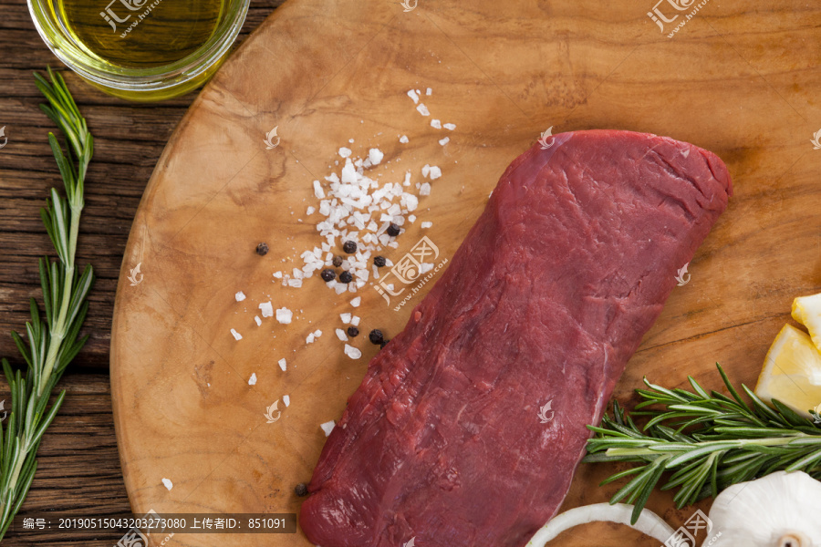 木底木板生牛肉及配料