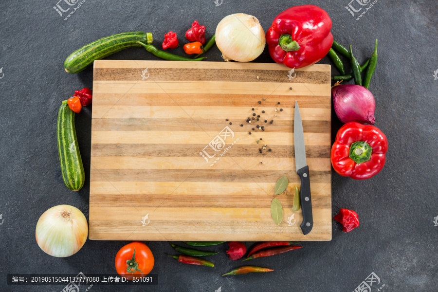 木板旁的各种蔬菜
