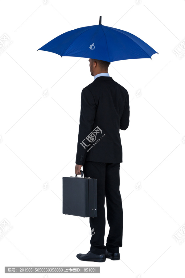 拿着雨伞和公文包的商人