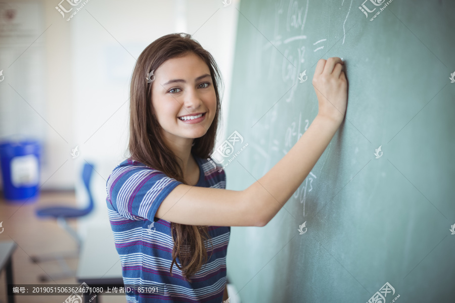 女学生站在教室里的照片