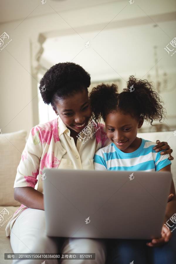 母亲和女儿一起用电脑