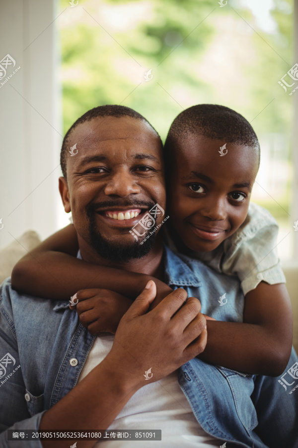 微笑的父亲和孩子