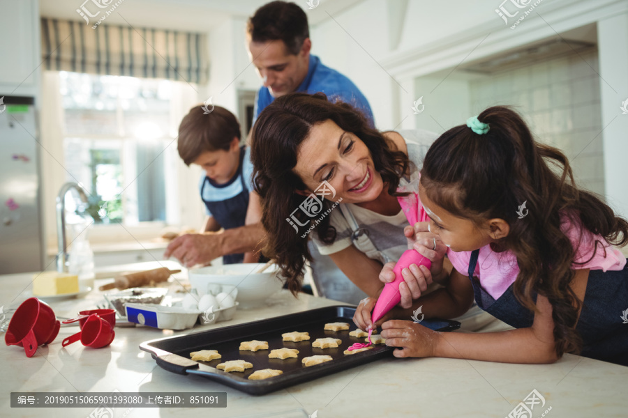 快乐家庭在家里厨房准备饼干