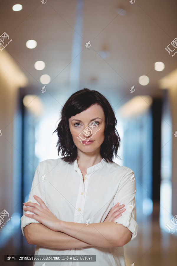 办公室走廊的女性企业画像