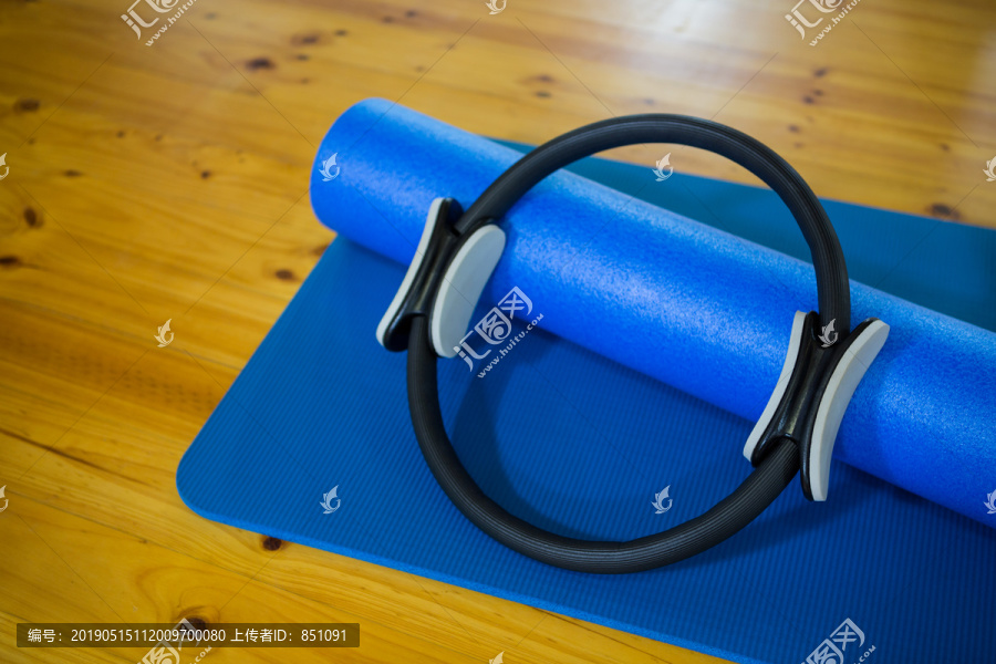 健身室木地板上的运动垫
