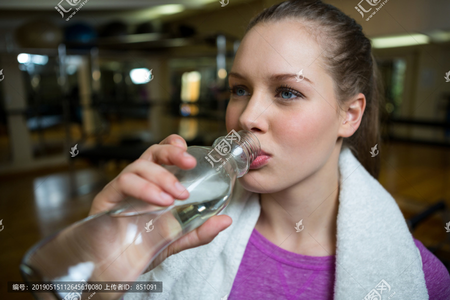 健身房里运动的健康女性