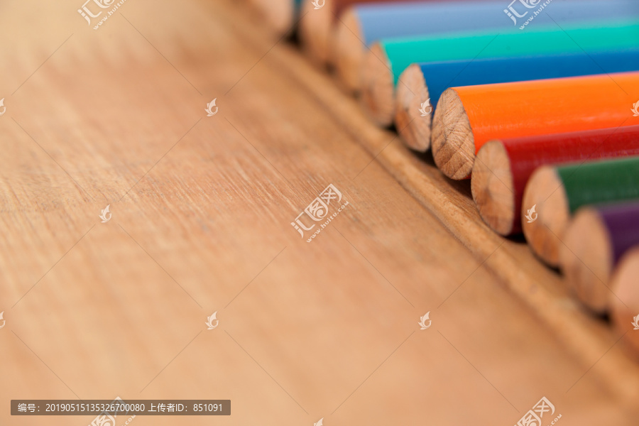 木桌上的一排铅笔