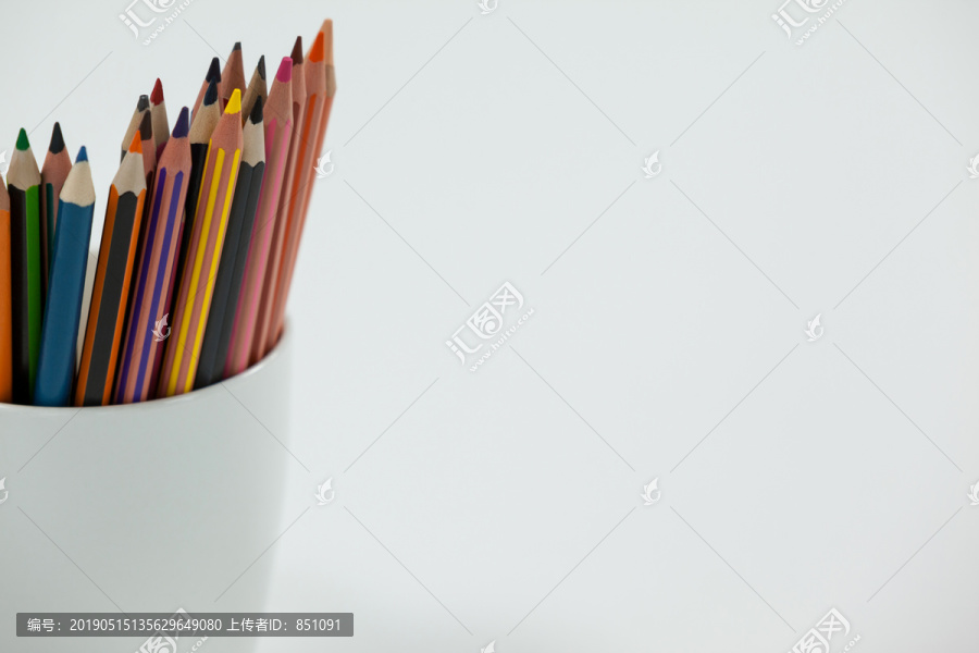 玻璃罐中彩色铅笔的特写