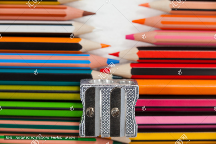 彩色铅笔和卷笔刀的特写镜头