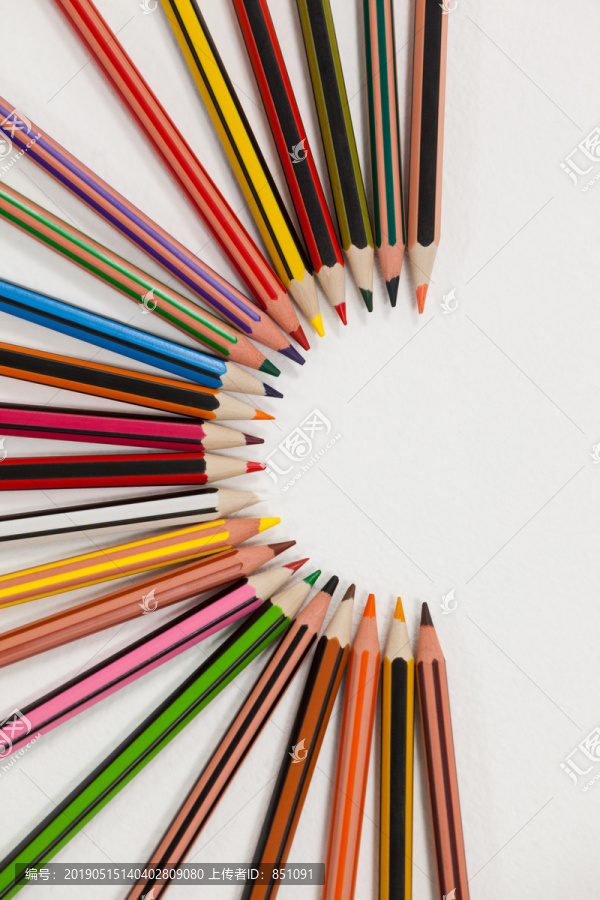 排列成圆圈的彩色铅笔