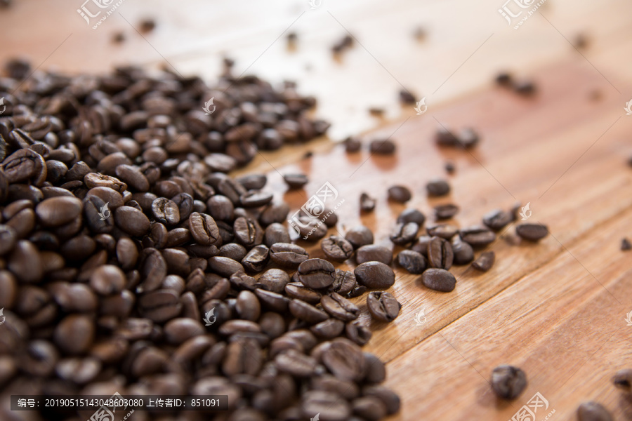 桌子上的咖啡豆