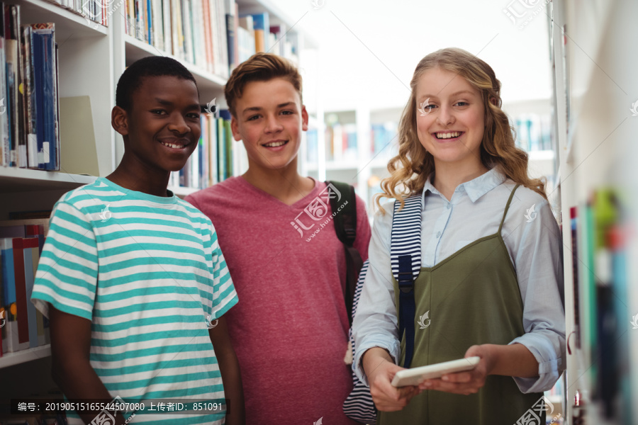 女学生在学校图书馆书架上选书