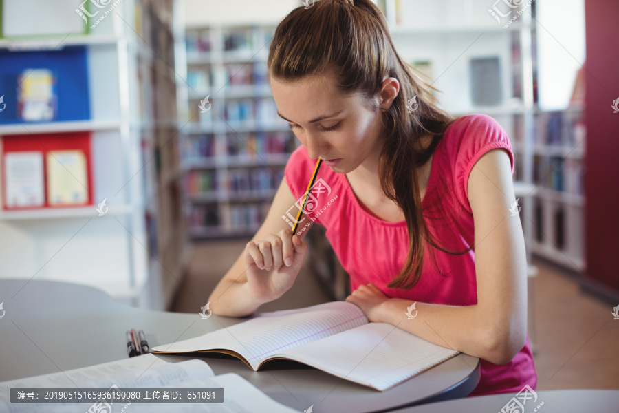 学校图书馆微笑女学生画像